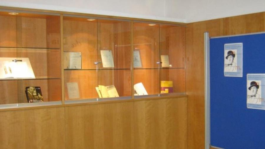 Exposición sobre a obra de Cruz Gallástegui, na Biblioteca Intercentros do campus de Lugo Exposición sobre a obra de Cruz Gallástegui, na Biblioteca Intercentros do campus de Lugo