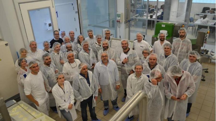Participantes nos obradoiros de elaboración de queixo de pasta branda na Aula de Produtos Lácteos e Tecnoloxías Alimentarias (APLTA) da USC Participantes nos obradoiros de elaboración de queixo de pasta branda na Aula de Produtos Lácteos e Tecnoloxías Alimentarias (APLTA) da USC