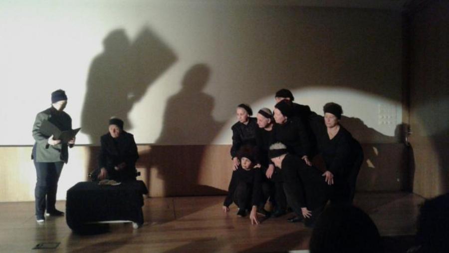 Escenas de 'Unha noite foi o trebón, a cargo de actores do grupo de teatro do IV Ciclo da USC Escenas de 'Unha noite foi o trebón, a cargo de actores do grupo de teatro do IV Ciclo da USC