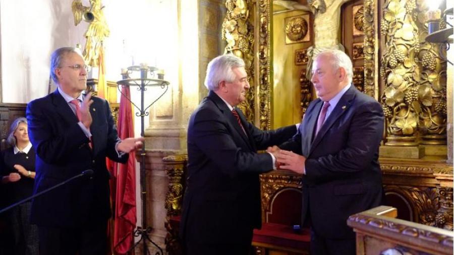 Miguel de la Calle Amaro recibiu a Insignia de Ouro da USC Miguel de la Calle Amaro recibiu a Insignia de Ouro da USC
