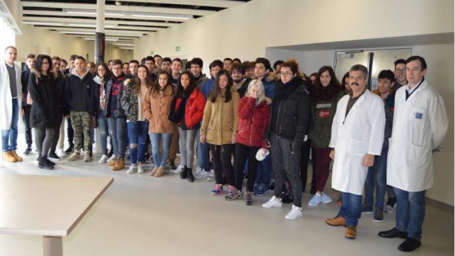 Estudantes do Colexio Padres Franciscanos, nos laboratorios da Facultade de Ciencias Estudantes do Colexio Padres Franciscanos, nos laboratorios da Facultade de Ciencias