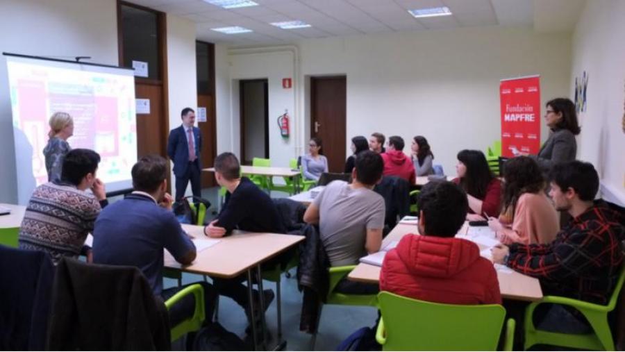 Aprenden cultura financeira na USC cun xogo de mesa Aprenden cultura financeira na USC cun xogo de mesa