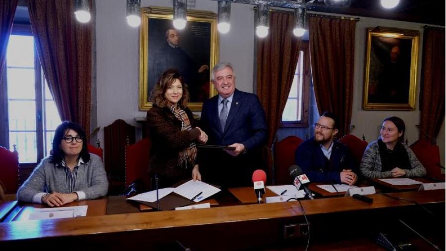 O reitor e a decana do CDLG asinaron o convenio en San Xerome (Foto: SERVIMAV-USC) O reitor e a decana do CDLG asinaron o convenio en San Xerome (Foto: SERVIMAV-USC)