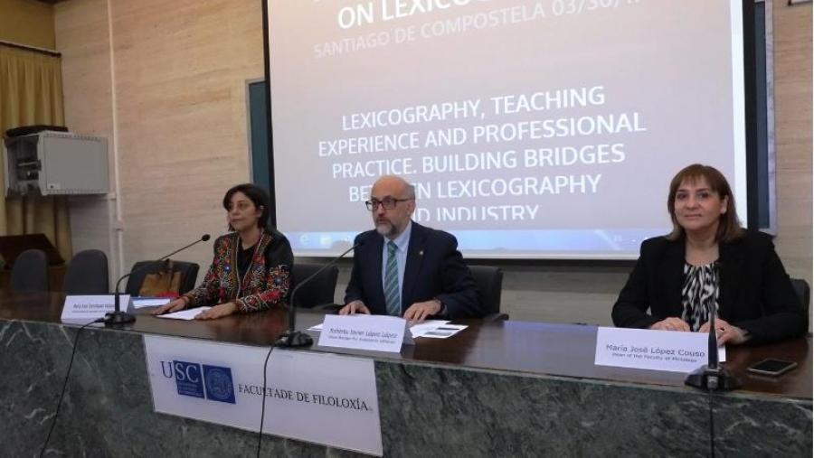 De dereita a esquerda, a decana María José López Couso, o vicerreitor Roberto López e a profesora María José Domínguez De dereita a esquerda, a decana María José López Couso, o vicerreitor Roberto López e a profesora María José Domínguez