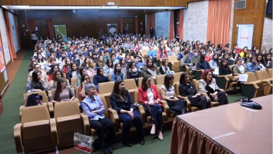Na xornada participan 300 estudantes e profesorado dos centros Rosalía de Castro, Compañía de María, Peleteiro e Xelmírez II de Santiago e do IES García Barros da Estrada. Foto: Servimav-USC Na xornada participan 300 estudantes e profesorado dos centros Rosalía de Castro, Compañía de María, Peleteiro e Xelmírez II de Santiago e do IES García Barros da Estrada. Foto: Servimav-USC