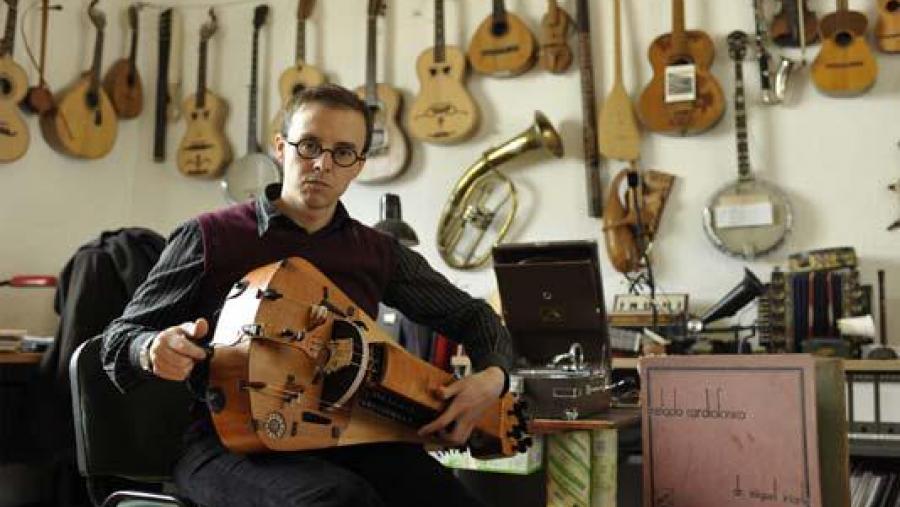 Germán Díaz, con instrumentos de música tradicional Germán Díaz, con instrumentos de música tradicional