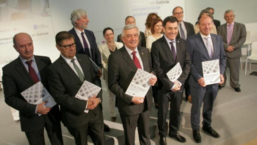 O reitores e o conselleiro co informe. Foto: Xunta de Galicia O reitores e o conselleiro co informe. Foto: Xunta de Galicia