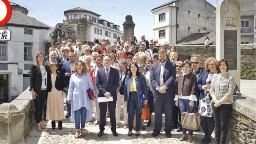 Alumnos, docentes e amigos da segunda promoción de grao sénior do IV Ciclo da USC Alumnos, docentes e amigos da segunda promoción de grao sénior do IV Ciclo da USC
