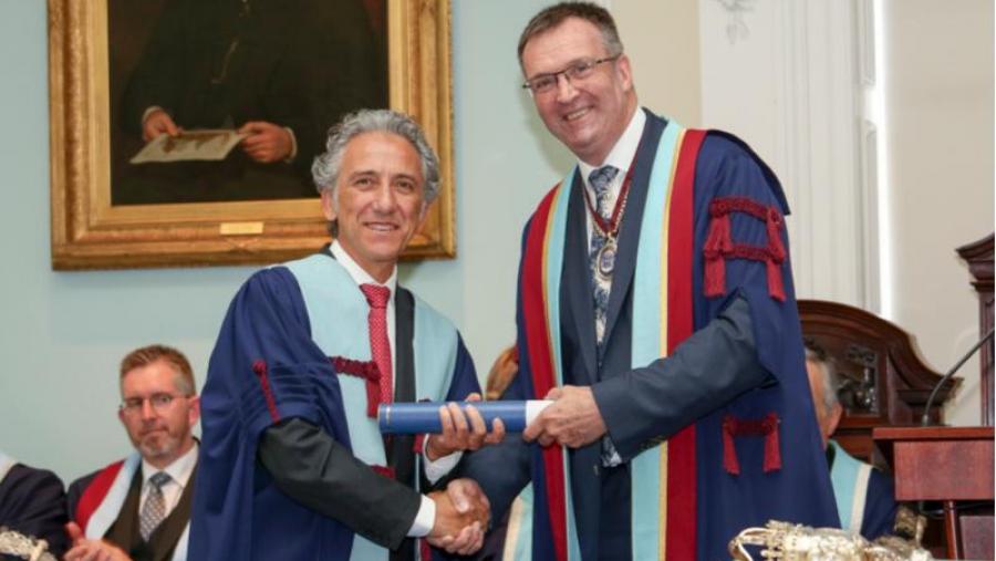 Pedro Diz (esquerda) recibiu as credenciais como membro de honra de mans do profesor William Saunders Pedro Diz (esquerda) recibiu as credenciais como membro de honra de mans do profesor William Saunders