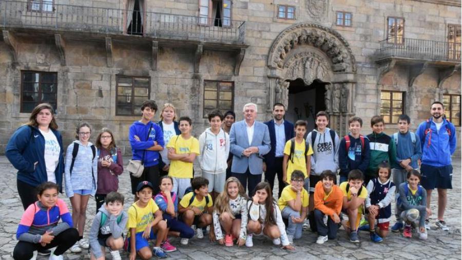 O reitor xunto a monitores de Verán CampUSC e o grupo de rapaces e rapazas, momentos antes da xuntanza. Foto: Santi Alvite O reitor xunto a monitores de Verán CampUSC e o grupo de rapaces e rapazas, momentos antes da xuntanza. Foto: Santi Alvite
