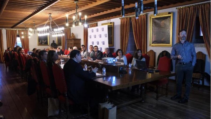 O profesor da USC Francisco Omil presentoulle a agrupación estratéxica CRETUS á delegación (Foto: SERVIMAV) O profesor da USC Francisco Omil presentoulle a agrupación estratéxica CRETUS á delegación (Foto: SERVIMAV)