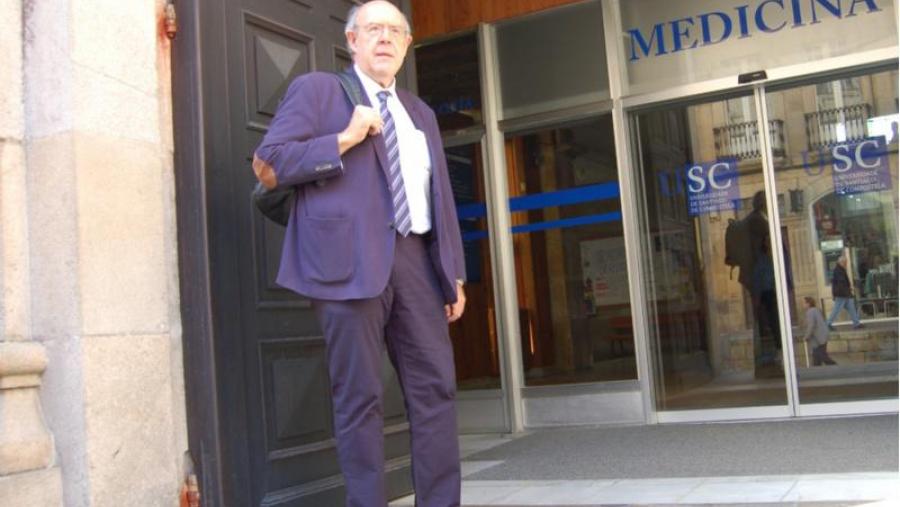 Julián Álvarez Escudero, na entrada principal da Facultade de Medicina e Odontoloxía Julián Álvarez Escudero, na entrada principal da Facultade de Medicina e Odontoloxía