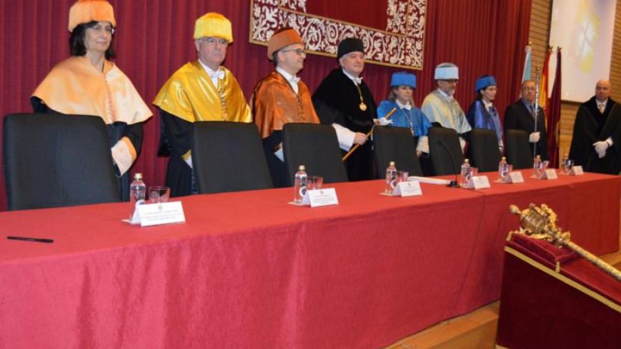 O reitor Juan  Viaño, no centro, acompañado de vicerreitores da USC, no apertura do acto académico da festividade de San Tomé