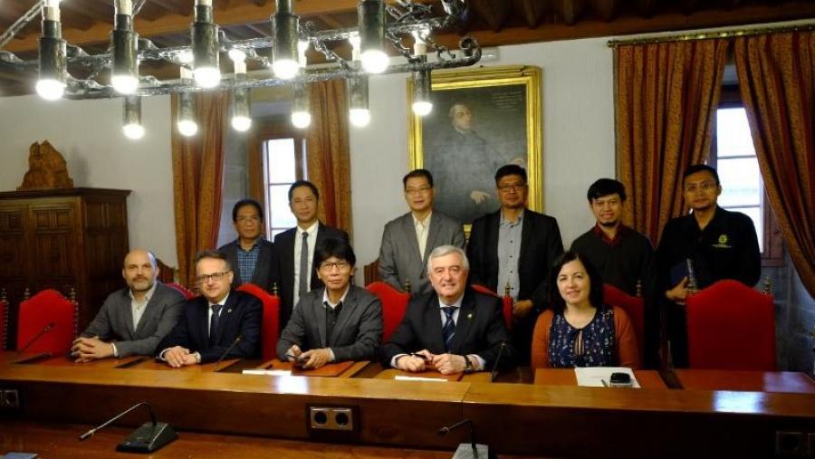 Os reitores da USC e de Yogyakarta, con responsables das dúas institucións académicas, en Compostela Os reitores da USC e de Yogyakarta, con responsables das dúas institucións académicas, en Compostela