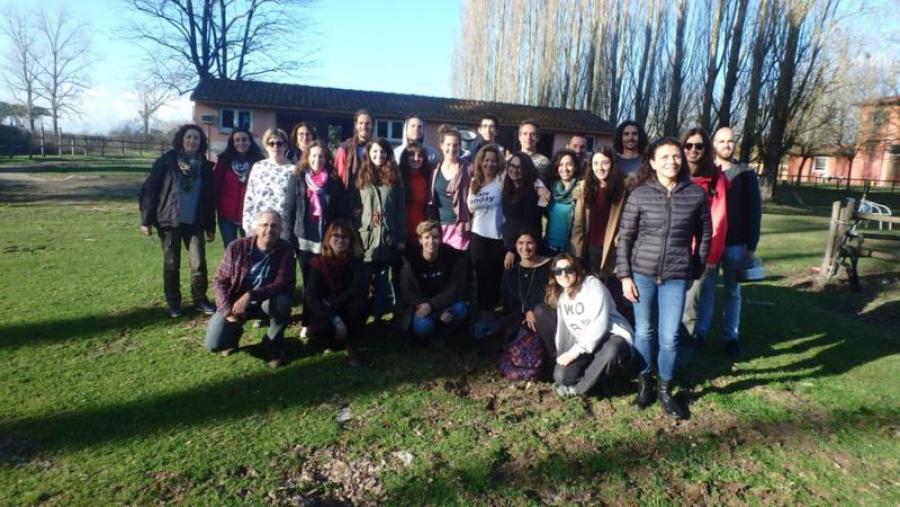 Estudantes e docentes participantes nun curso internacional sobre restauración de espazos degradados en Pisa