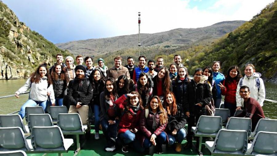 Barreiro e Santos, con estudantes internacionais do Campus Terra da USC, no catamarán do Sil da Deputación Barreiro e Santos, con estudantes internacionais do Campus Terra da USC, no catamarán do Sil da Deputación