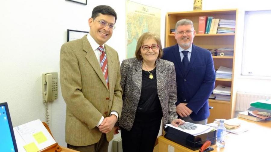 Luis Cavalieri (á esquerda) acompañado dos docentes Isabel González e Benedict Buono. Foto: Servimav Luis Cavalieri (á esquerda) acompañado dos docentes Isabel González e Benedict Buono. Foto: Servimav