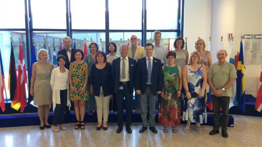 Marta L贸pez Alonso, terceira pola esquerda, cos integrantes do panel de expertos da EFSA en aditivos en alimentaci贸n animal