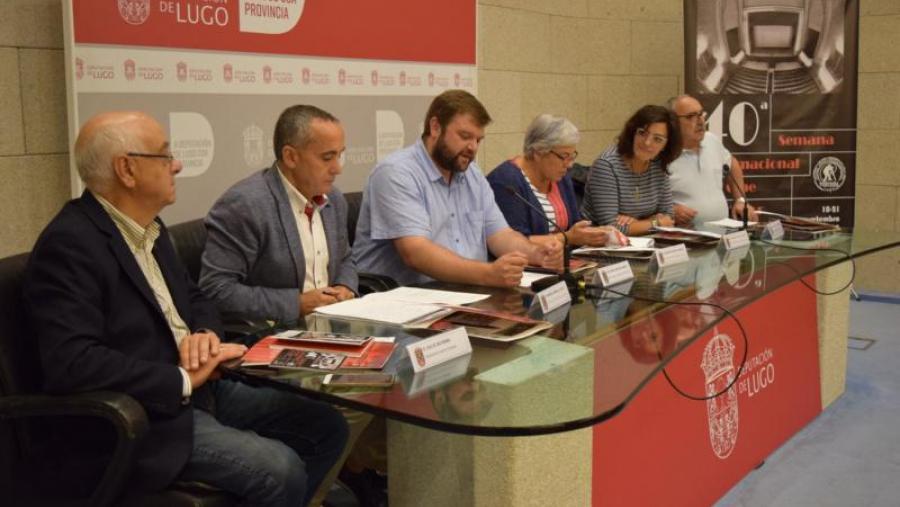 De esquerda a dereita, Xiz, Carballo, Santos, Basadre, Valcárcel e Curiel, na presentación da XL Semana de Cine de Autor de Lugo De esquerda a dereita, Xiz, Carballo, Santos, Basadre, Valcárcel e Curiel, na presentación da XL Semana de Cine de Autor de Lugo