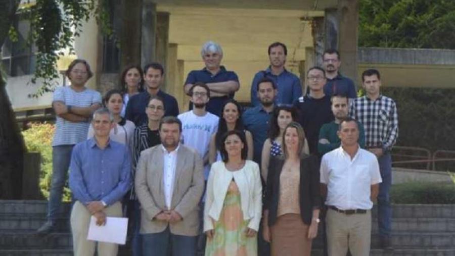 Autoridades políticas e académicas con alumnado do máster, na sesión inaugural do posgrao na EPS de Enxeñaría Autoridades políticas e académicas con alumnado do máster, na sesión inaugural do posgrao na EPS de Enxeñaría