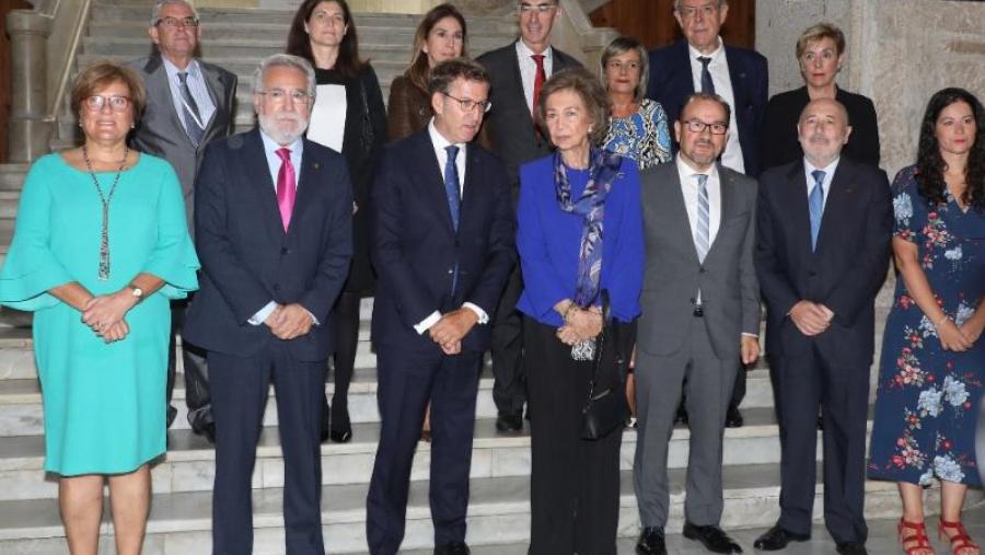 O reitor Antonio López, coa raíña dona Sofía e o resto de autoridades á porta da Facultade. Foto: Servimav O reitor Antonio López, coa raíña dona Sofía e o resto de autoridades á porta da Facultade. Foto: Servimav