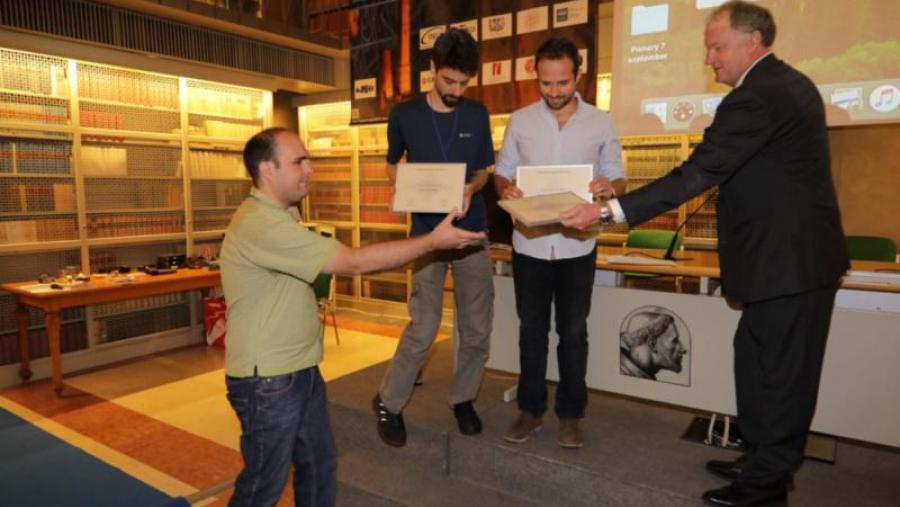 José L. Rodríguez recollendo o premio á mellor tese no transcurso da 4ª Conferencia Europea de Física Nuclear celebrada en Bolonia José L. Rodríguez recollendo o premio á mellor tese no transcurso da 4ª Conferencia Europea de Física Nuclear celebrada en Bolonia
