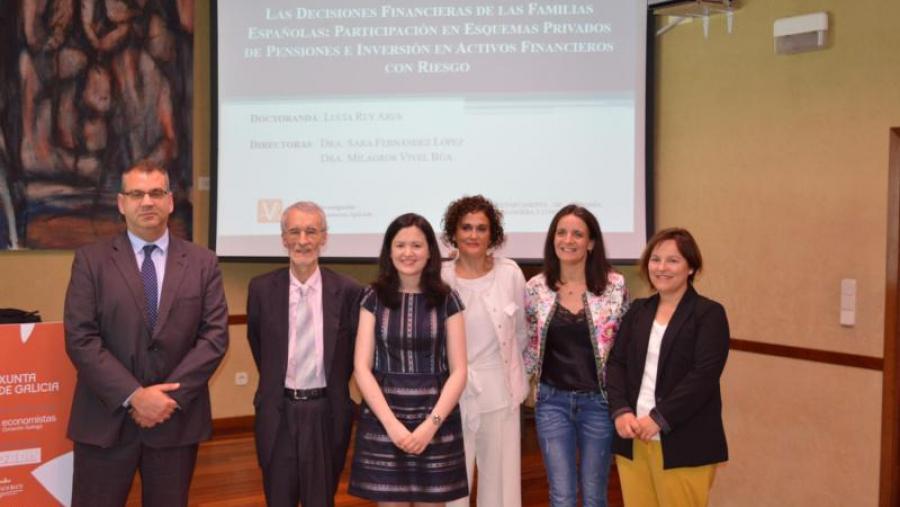 Lucía Rey Ares, no centro, coas directoras da súa tese de doutoramento e membros do tribunal Lucía Rey Ares, no centro, coas directoras da súa tese de doutoramento e membros do tribunal
