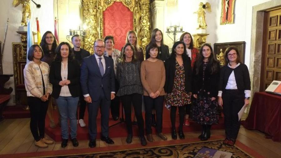 Foto de grupo das autoridades coas gañadoras e gañador dos premios. Foto: Servimav Foto de grupo das autoridades coas gañadoras e gañador dos premios. Foto: Servimav