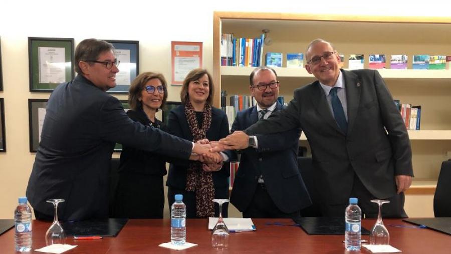Os tres reitores xunto con Carla Reyes e Susana López Abella. Foto: Executivas de Galicia Os tres reitores xunto con Carla Reyes e Susana López Abella. Foto: Executivas de Galicia