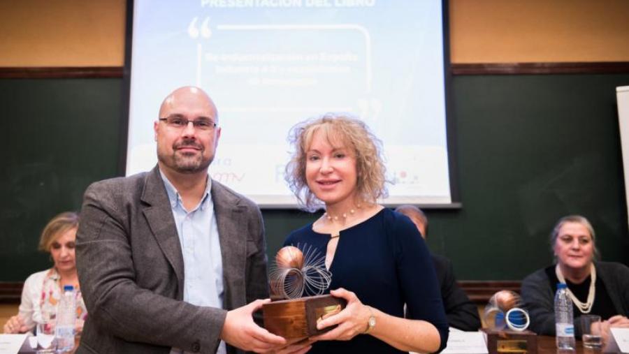 Mabel Loza co galardón que a acredita como Investigadora Innovadora 2018 Mabel Loza co galardón que a acredita como Investigadora Innovadora 2018