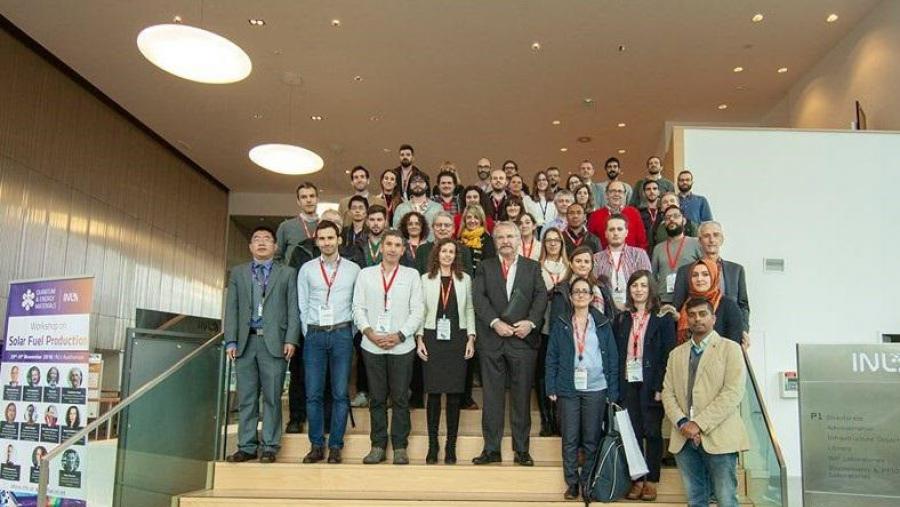 Maneiro, terceiro pola esquerda, con investigadores participantes no congreso 'Solar Fuel Production', celebrado en Braga Maneiro, terceiro pola esquerda, con investigadores participantes no congreso 'Solar Fuel Production', celebrado en Braga