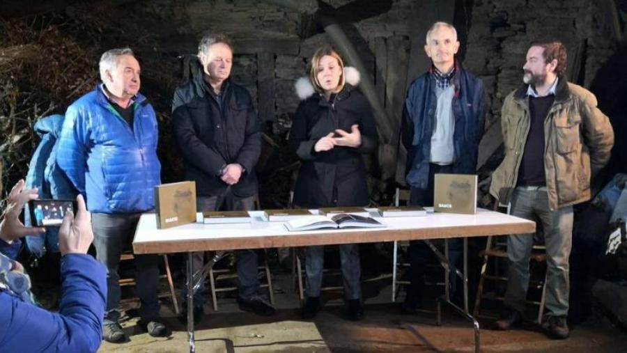 Autores e autoridades na presentación do libro sobre a cerámica tradicional de Samos, en Roxofrei Autores e autoridades na presentación do libro sobre a cerámica tradicional de Samos, en Roxofrei