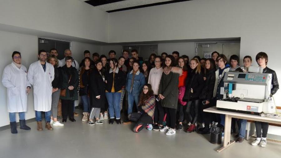 Alumnado e docentes do IES Nosa Señora dos Ollos Grandes e profesorado da USC, no edificio de laboratorios da Facultade de Ciencias de Lugo Alumnado e docentes do IES Nosa Señora dos Ollos Grandes e profesorado da USC, no edificio de laboratorios da Facultade de Ciencias de Lugo