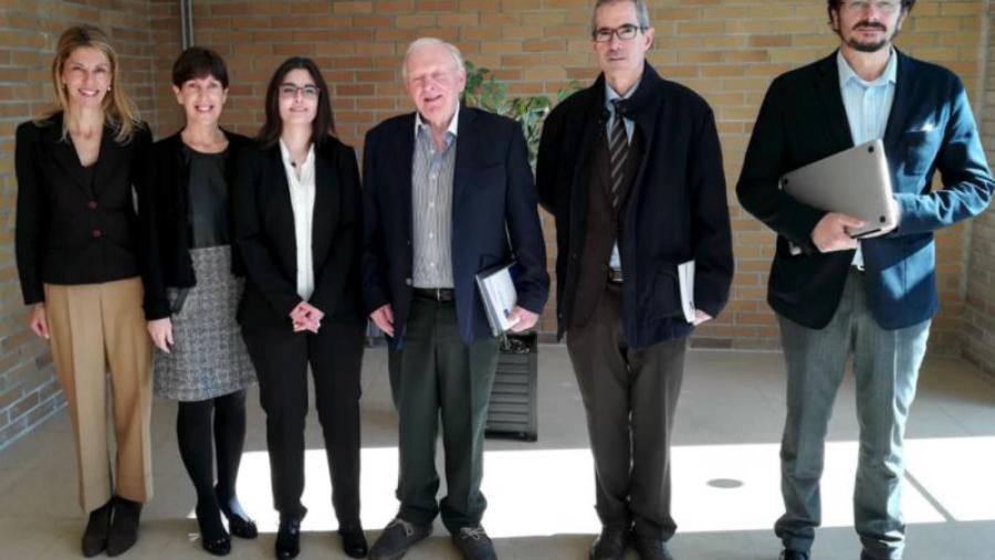 A doutora Ada Pérez Pico, terceira pola esquerda, entre os membros do tribunal e os directores da súa tese de doutoramento A doutora Ada Pérez Pico, terceira pola esquerda, entre os membros do tribunal e os directores da súa tese de doutoramento