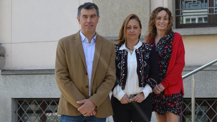 Carmen Sarceda, entre Santiago López e Marta Poncet, na Facultade de Formación do Profesorado da USC Carmen Sarceda, entre Santiago López e Marta Poncet, na Facultade de Formación do Profesorado da USC