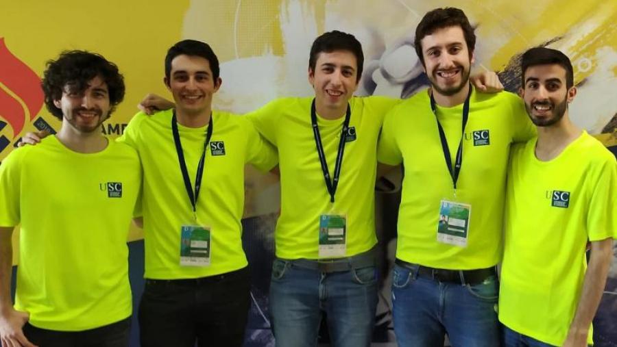 De esquerda a dereita: Miguel Picos, Julio Suárez, Adrián Gómez, David Gómez e Lucas Abal De esquerda a dereita: Miguel Picos, Julio Suárez, Adrián Gómez, David Gómez e Lucas Abal