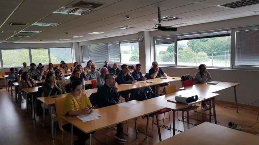 Asistentes á charla de Marta Conde Vidal no edificio Cactus de Lugo Asistentes á charla de Marta Conde Vidal no edificio Cactus de Lugo