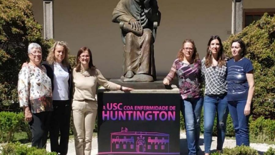 A estatuta dedicada a Fonseca no Colexio homónimo luce estes días un cartel de apoio á enfermidade de Huntington A estatuta dedicada a Fonseca no Colexio homónimo luce estes días un cartel de apoio á enfermidade de Huntington