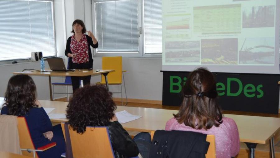 Fina Lombardero, na súa intervención nos 'Xantares Biocientíficos', promovidos por BioReDes no edificio Cactus Fina Lombardero, na súa intervención nos 'Xantares Biocientíficos', promovidos por BioReDes no edificio Cactus