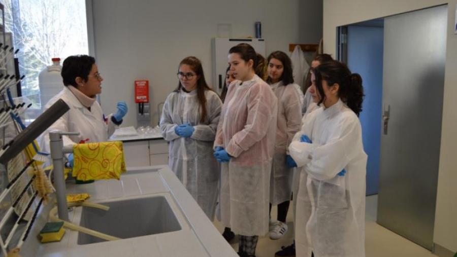 Estudantes de ensino medio, de visita nun laboratorio da Facultade de Ciencias de Lugo, nunha imaxe de arquivo Estudantes de ensino medio, de visita nun laboratorio da Facultade de Ciencias de Lugo, nunha imaxe de arquivo