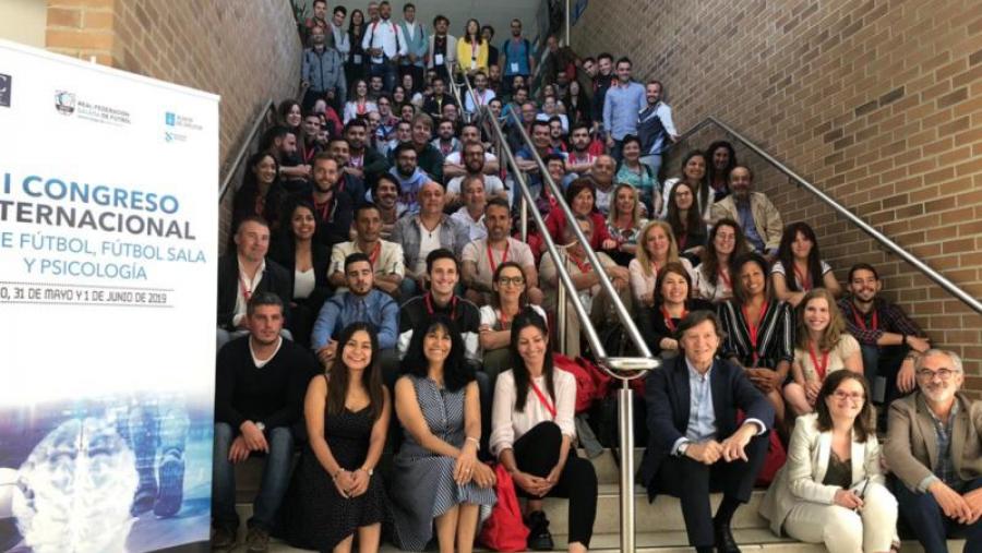 Foto de grupo de asistentes ao congreso na Fcaultade de Psicoloxía Foto de grupo de asistentes ao congreso na Fcaultade de Psicoloxía