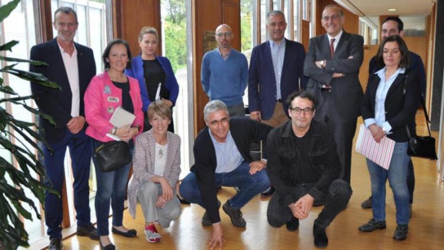 Foto de grupo das persoas integrantes da Comisión Interuniversitaria de Política Lingüística. Foto: UVigo Foto de grupo das persoas integrantes da Comisión Interuniversitaria de Política Lingüística. Foto: UVigo