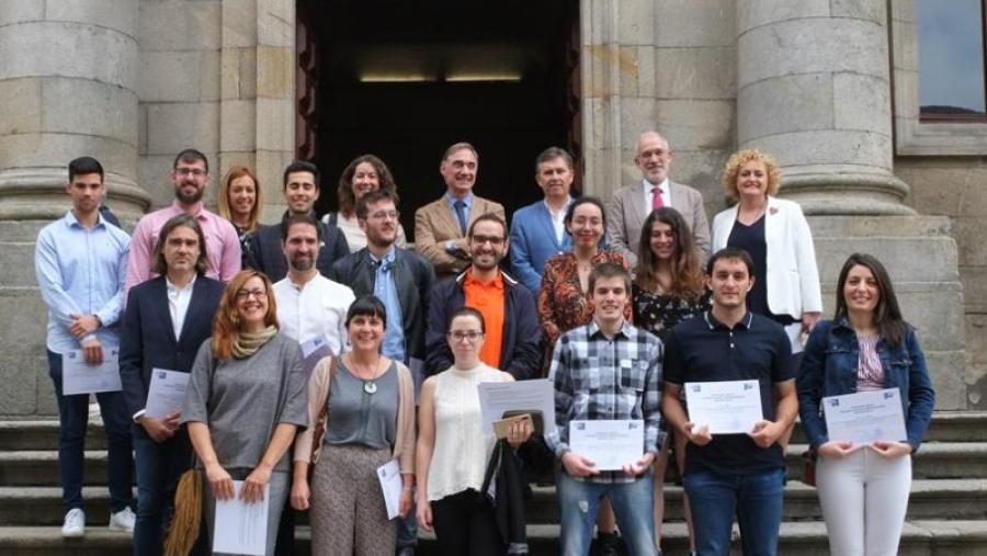Os distintos equipos participantes en Argos, xunto coas autoridades asistentes ao acto de entrega de premios celebrado no Paraninfo da Universidade. Foto: Servimav-USC Os distintos equipos participantes en Argos, xunto coas autoridades asistentes ao acto de entrega de premios celebrado no Paraninfo da Universidade. Foto: Servimav-USC