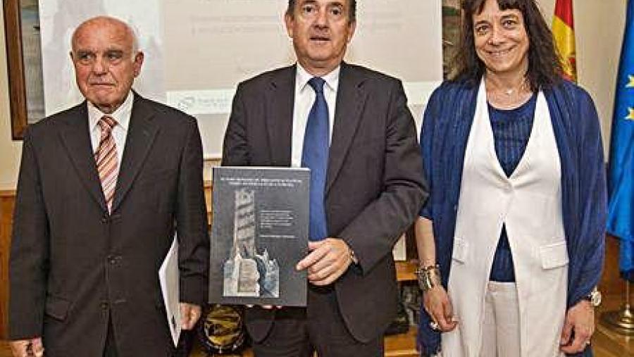 Colmenero, Losada e Goy, na presentaci贸n do libro 'O faro romano de Brigantium Flavium, Torre de H茅rcules da Coru帽a'. Foto La Opini贸n