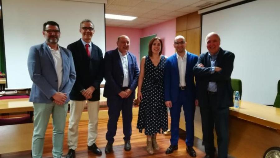 De esquerda a dereita, Romalde, González-Zorn, Corrales, Mora, García e Blanco, na Facultade de Veterinaria do campus de Lugo