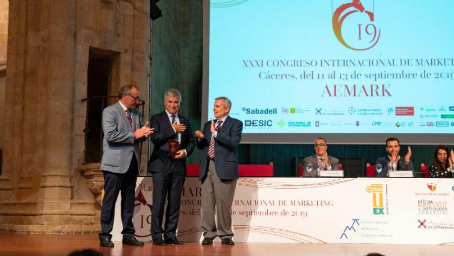Varela González recolle o premio que recoñece a súa traxectoria Varela González recolle o premio que recoñece a súa traxectoria