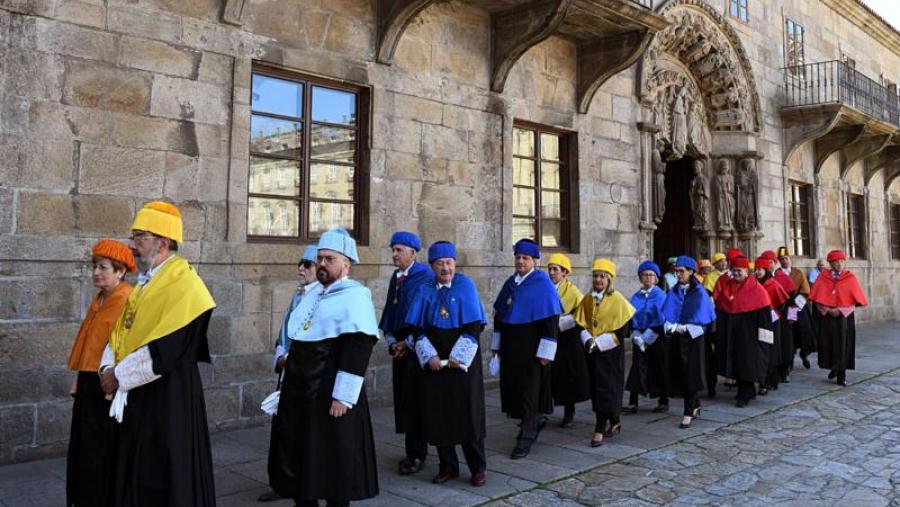 A comitiva académica de profesorado togado comezou o seu paseo no Colexio de San Xerome para dirixirse ao de Fonseca. Foto: Santi Alvite A comitiva académica de profesorado togado comezou o seu paseo no Colexio de San Xerome para dirixirse ao de Fonseca. Foto: Santi Alvite