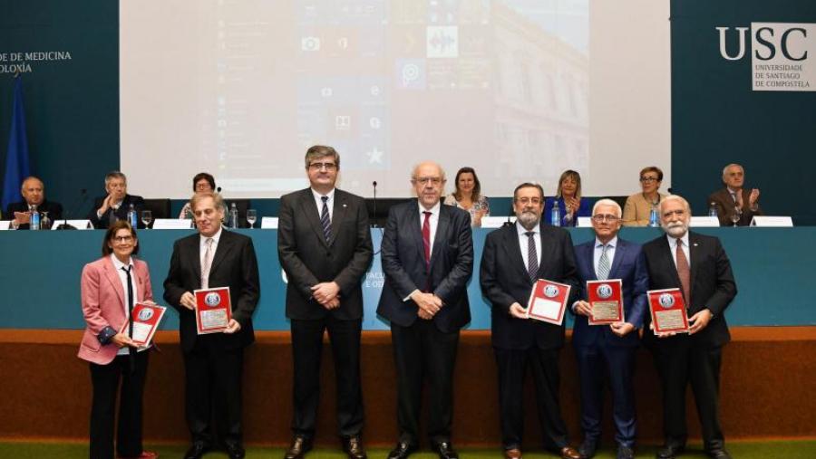 Os galardoados acompañados polo vicerreitor e polo decano da Facultade. Foto: Santi Alvite Os galardoados acompañados polo vicerreitor e polo decano da Facultade. Foto: Santi Alvite