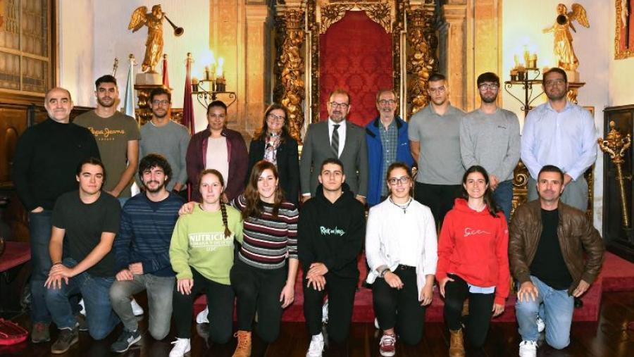Deportistas e adestradores posan xunto a López, Lorenzo e Magán. Foto: Santi Alvite Deportistas e adestradores posan xunto a López, Lorenzo e Magán. Foto: Santi Alvite