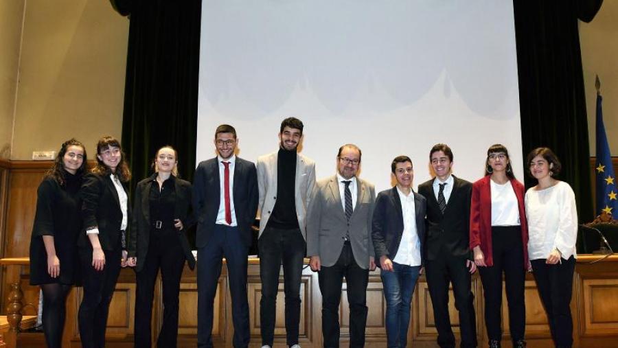 No centro, o reitor con integrantes dos dous equipos finalistas. Foto: Santi Alvite No centro, o reitor con integrantes dos dous equipos finalistas. Foto: Santi Alvite